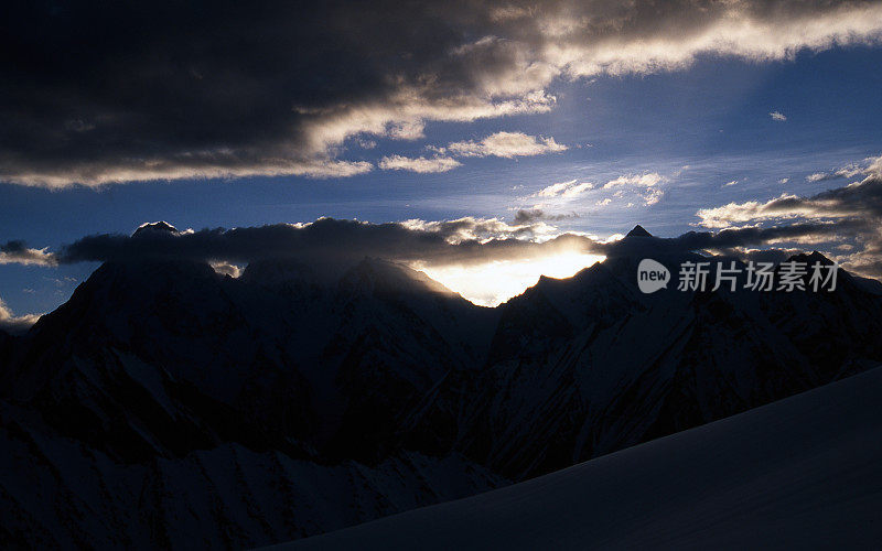 K2, Broad Peak和Gasherbrum I的日出